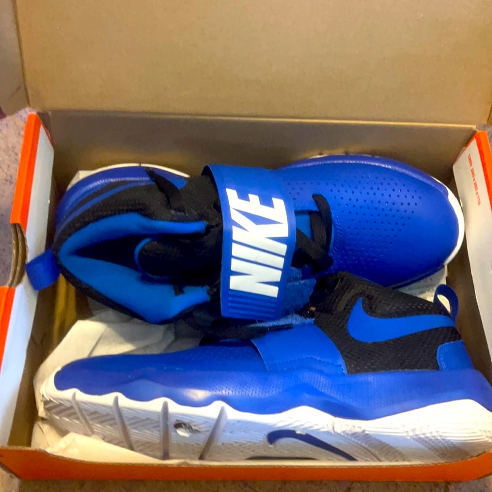 BRAND NEW Nike Youth Team Hustle Sneakers